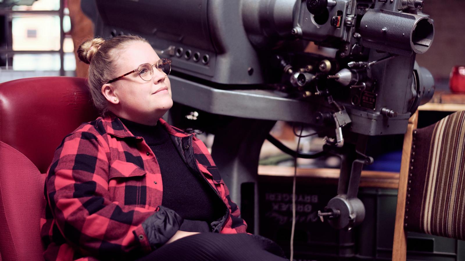 Helene Ottosen i rød lænestol