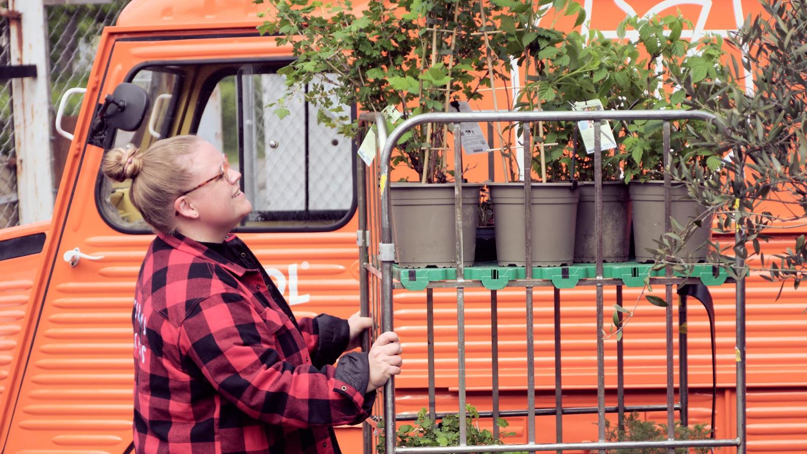 Helene Ottosen orange bil