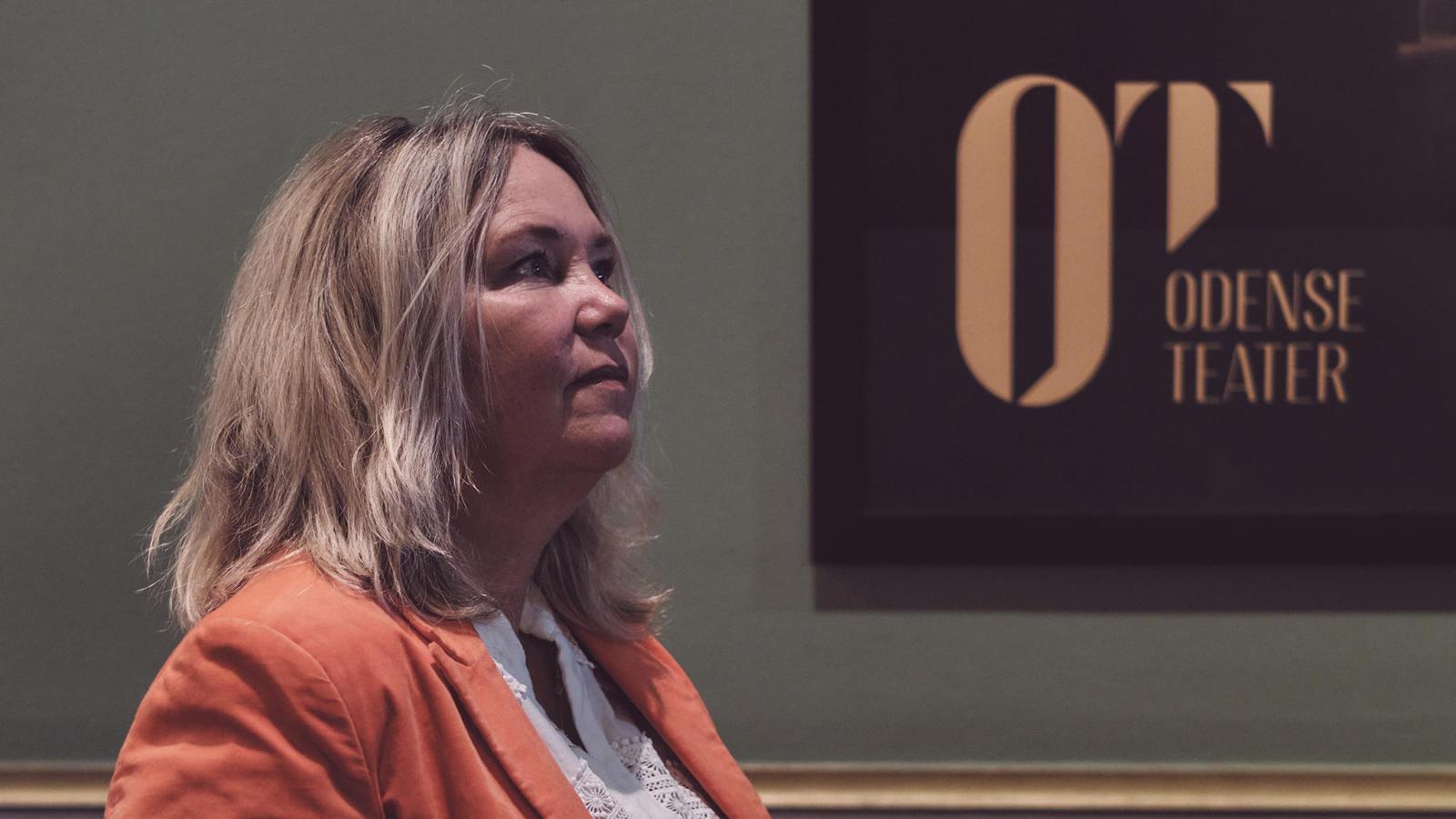 Inge Fjord foran teaterplakat