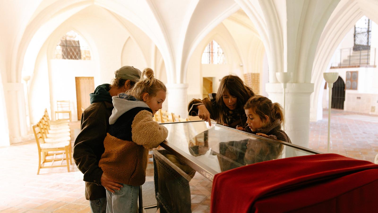 Familie i krypten i domkirken
