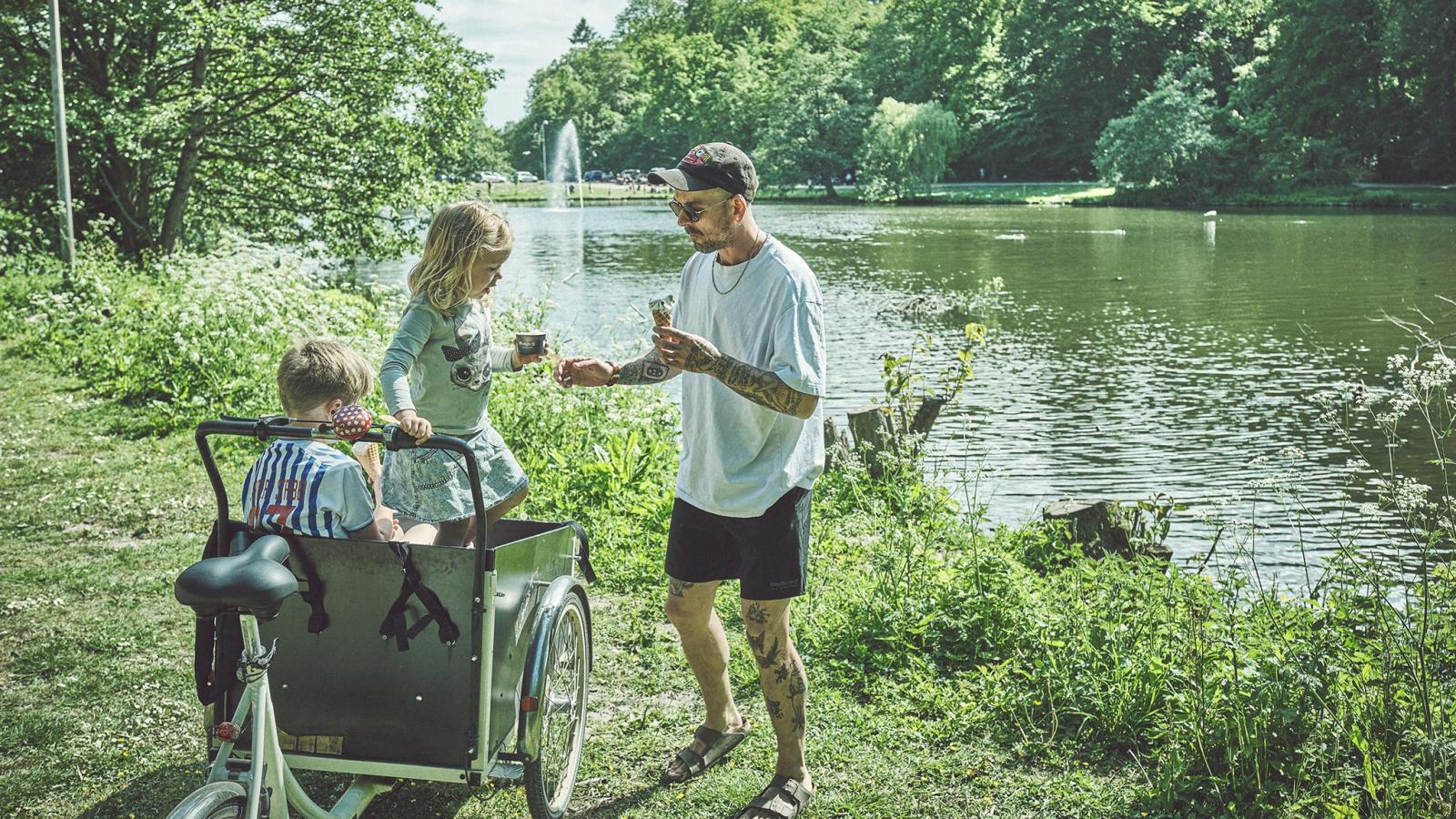 Mads Herskind og børn spiser is ved skovsøen_højkant