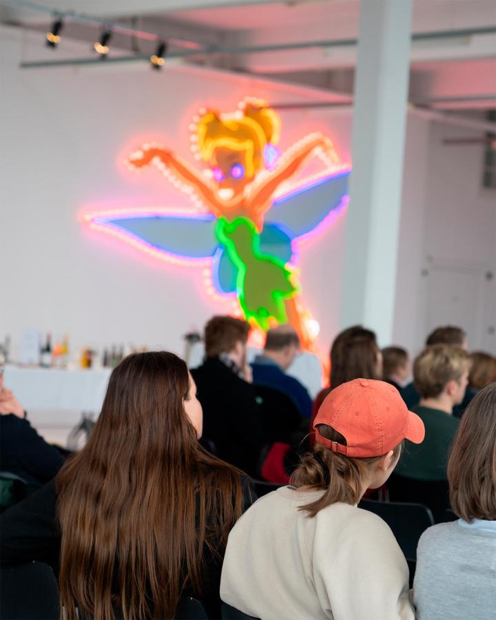 mødegæster og klokkeblomst i neon