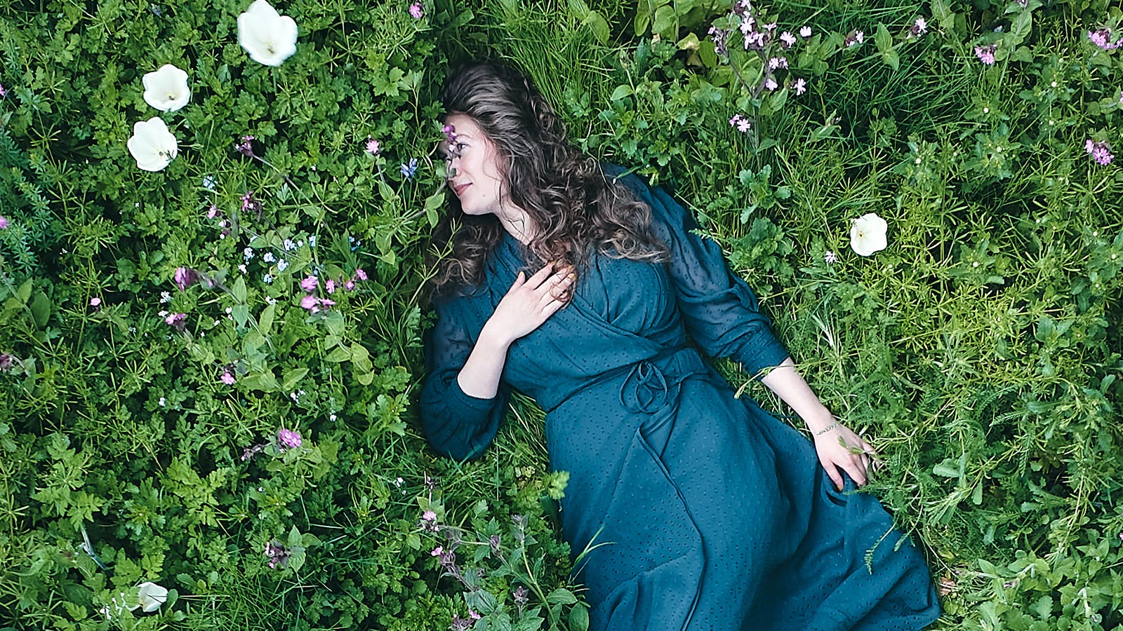 Nathalie Gaia Dahl med græs og blomster-bredformat