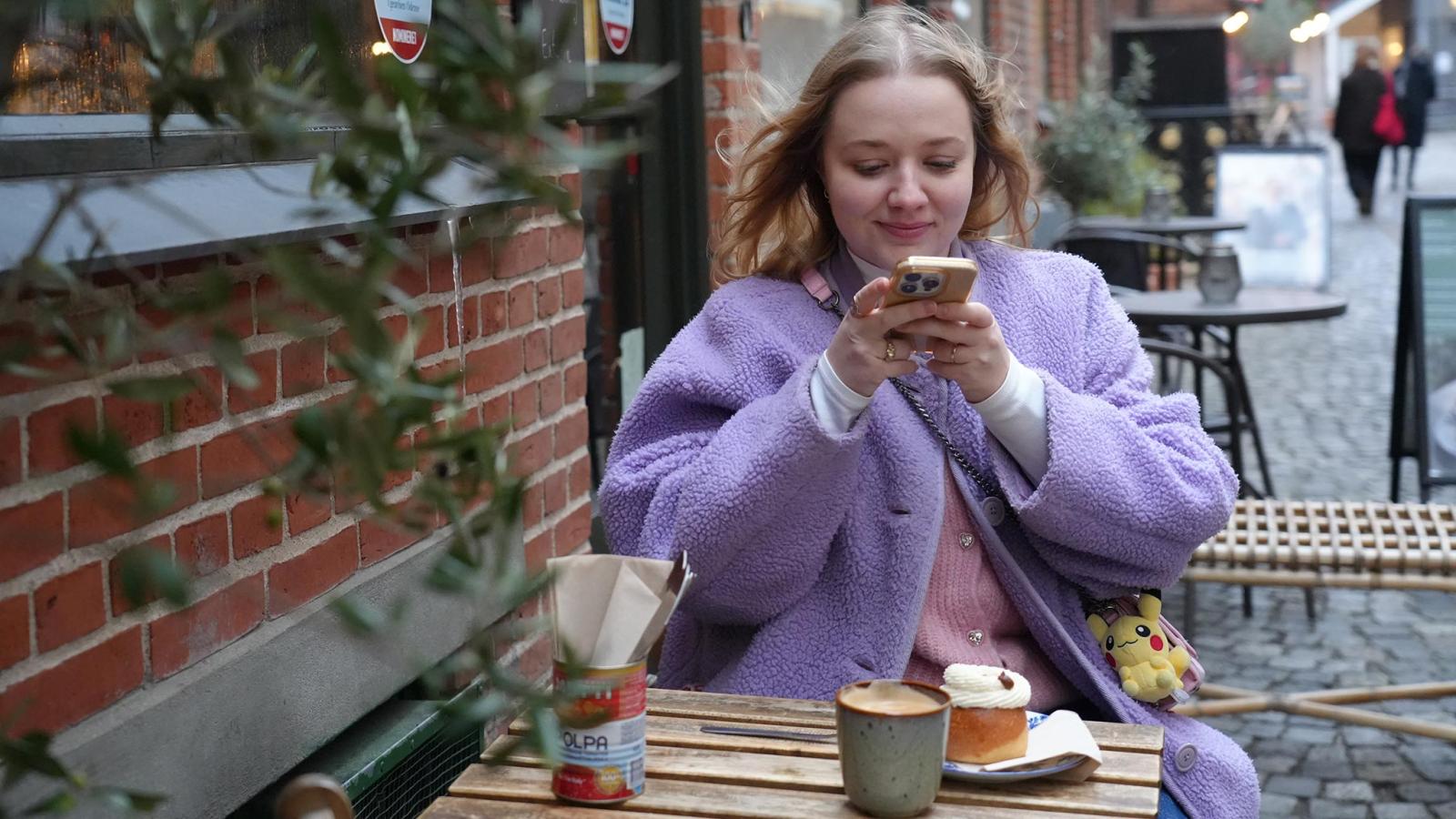 Nikki Lund cafe udendørs bredformat