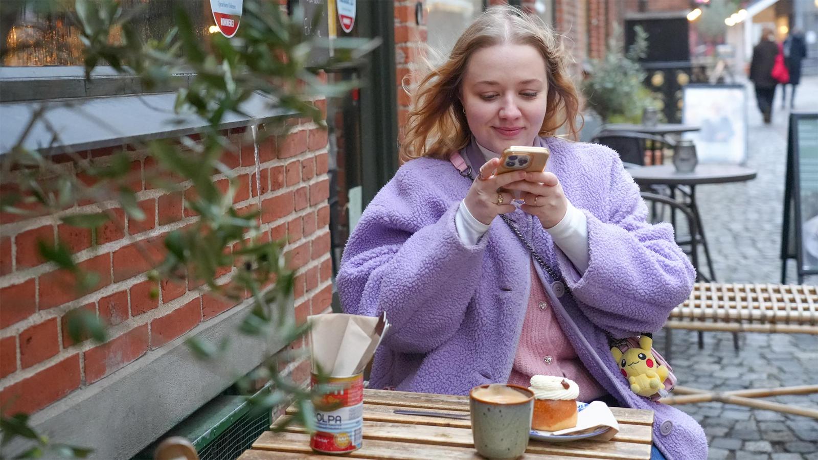 Nikki Lund cafe udendørs bredformat