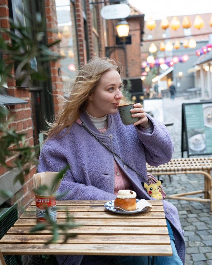 Nikki Lund cafe udendørs højformat