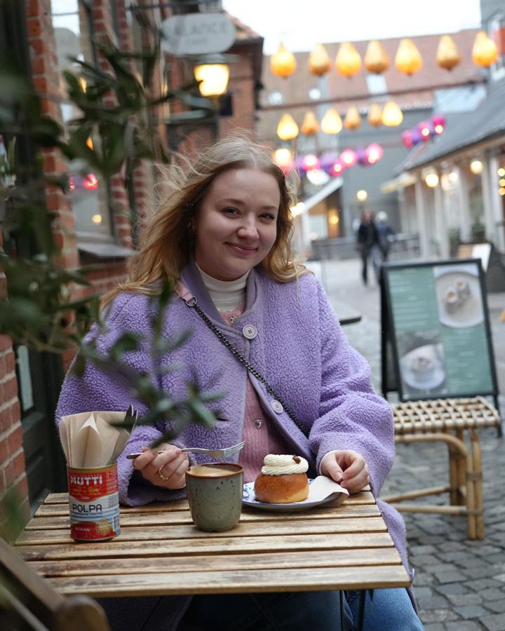 Nikki Lund cafe udendørs højformat