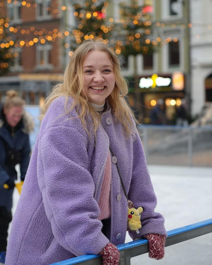 Nikki lund på skøjtebanen på Flakhaven højformat