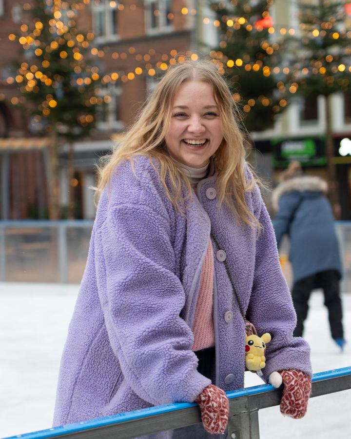 Nikki lund på skøjtebanen på Flakhaven højformat