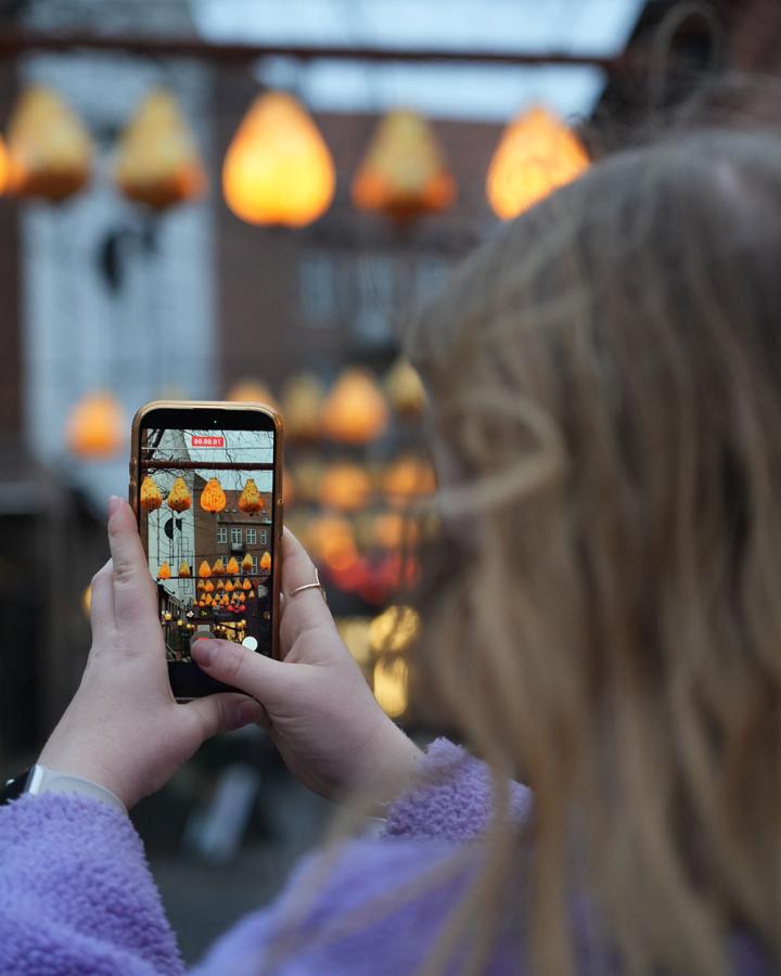 Nikki Lund Vintapperstræde m mobil højformat