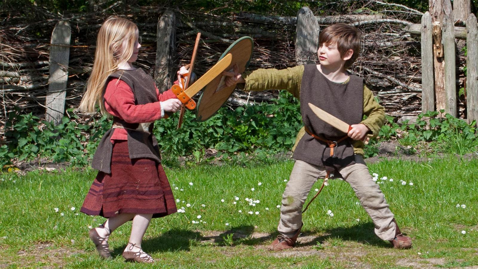 Børn slås med sværd i Odins Odense