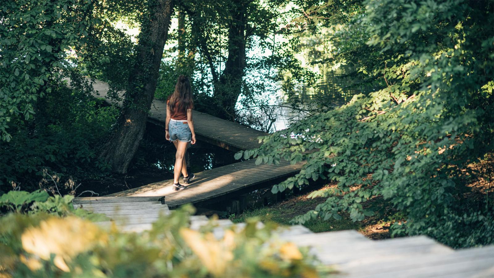 Pige på bro vandretur