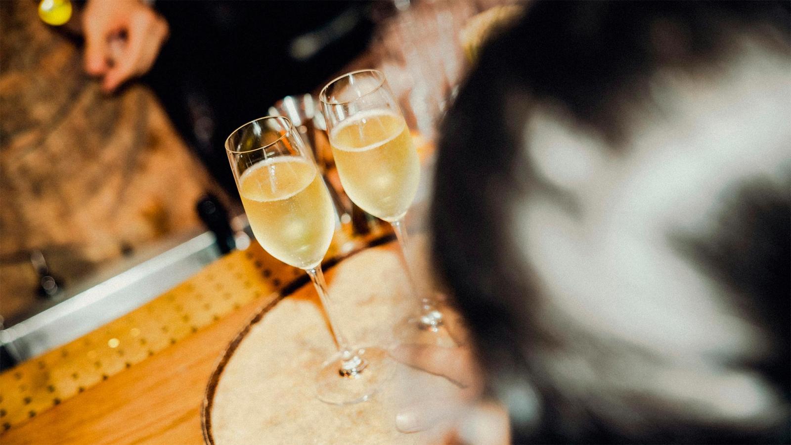 To champagneglas på bord