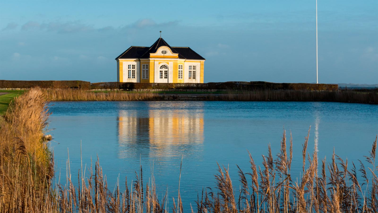 Valdemars slot reflektion i vand