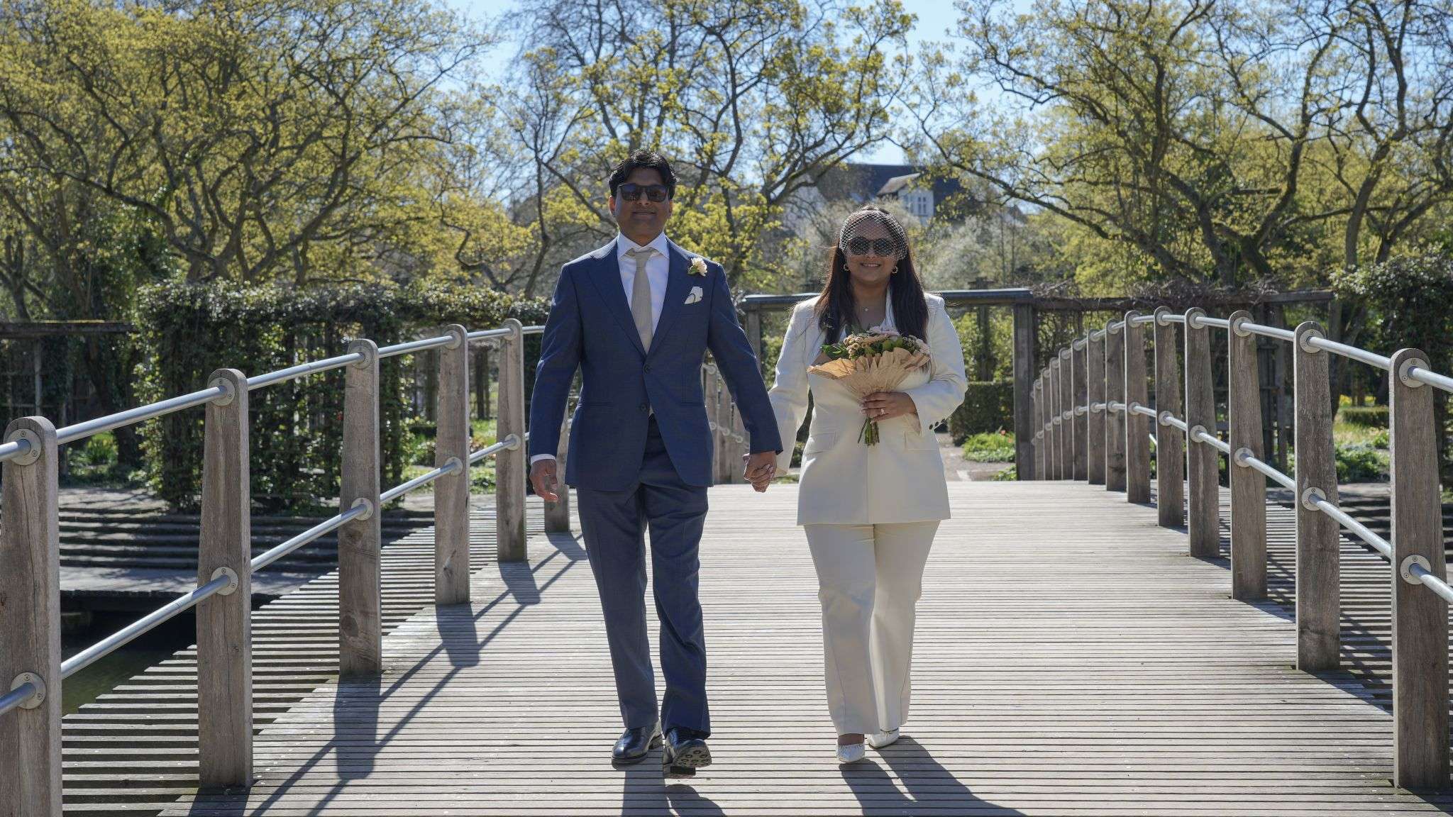 Brudepar på broen i Eventyrhaven 