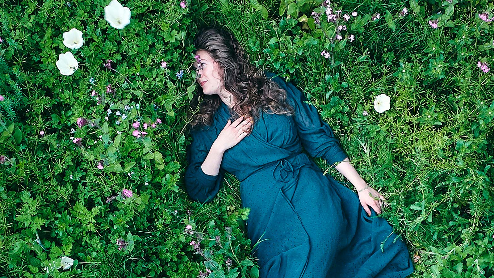 Nathalie Gaia Dahl med græs og blomster-bredformat