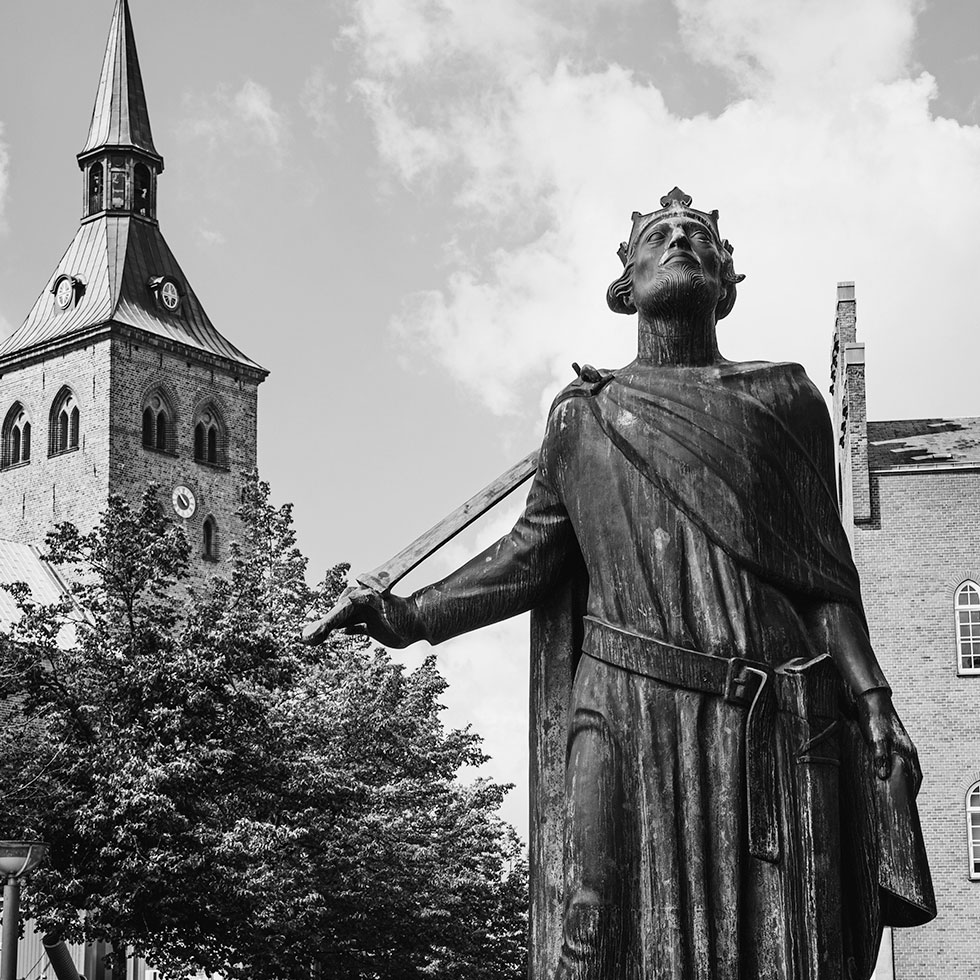 knud og domkirken sort-hvid