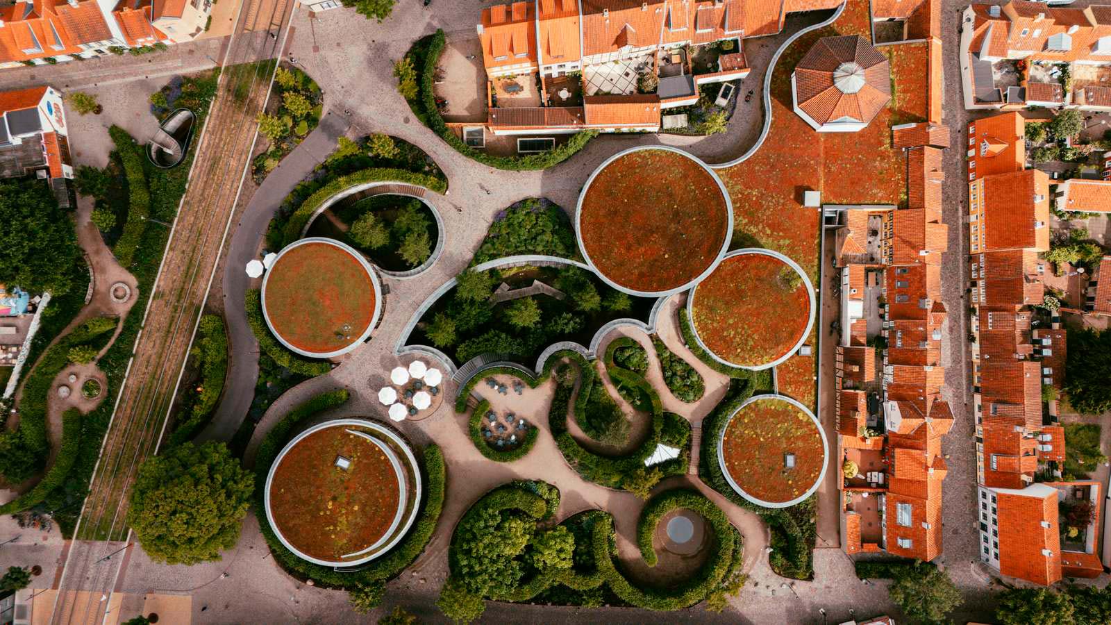 Dronefoto af H.C. Andersens Hus direkte over
