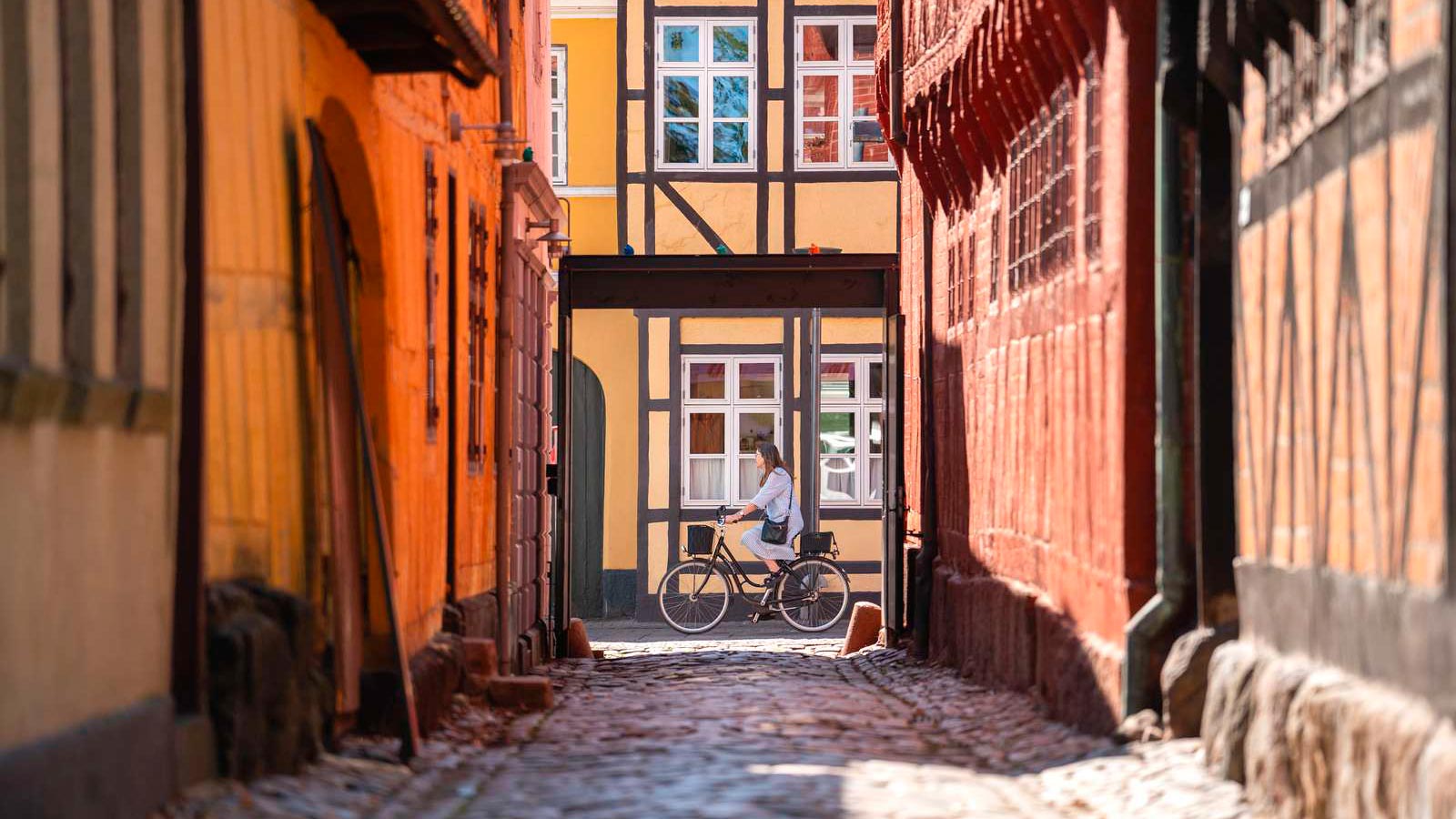 Møntestræde med cyklist på Overgade