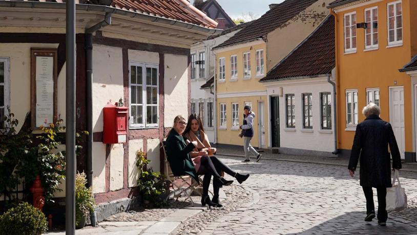 Julie og Emra på bænken i H.C. Andersen Kvarteret