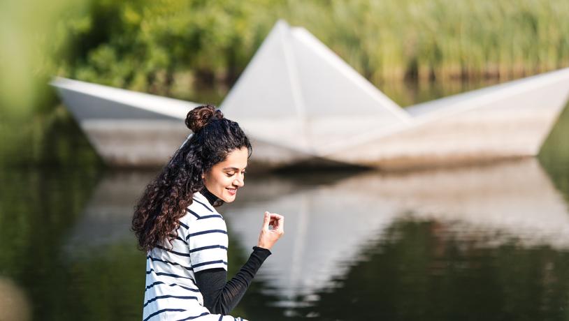 Taapsee foran båden