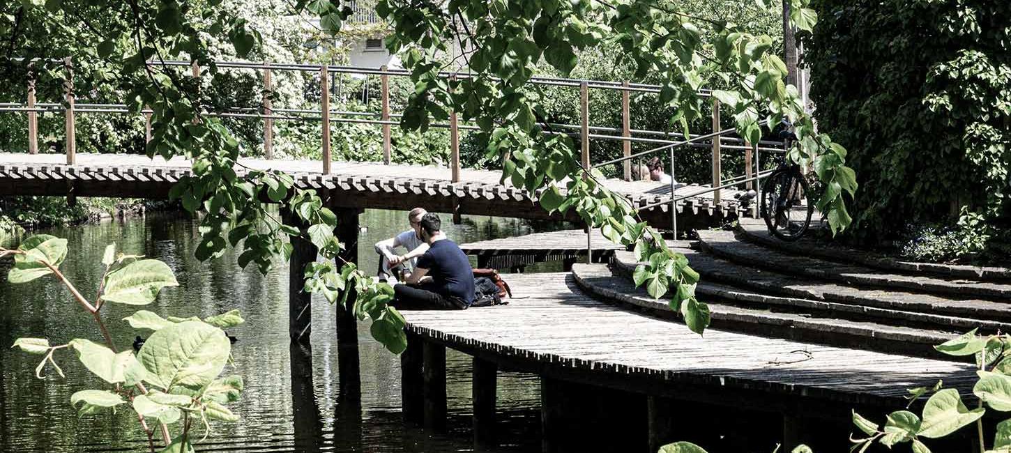 Friends talking in Eventyrhaven