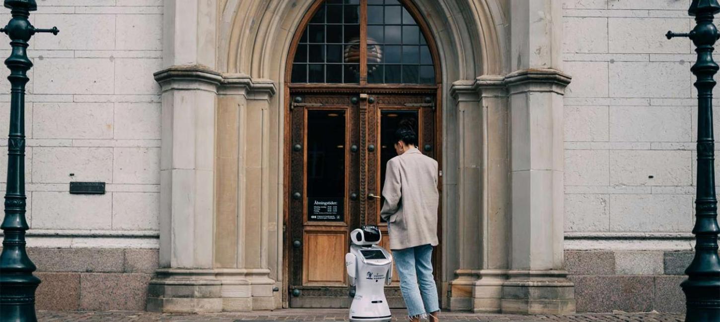 Ane og servicerobot foran Rådhuset