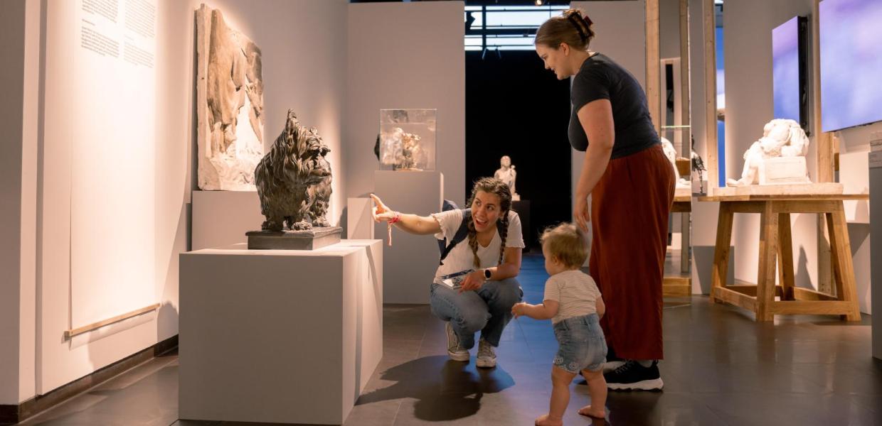Anne Marie Carl-Nielsen familie ved skulptur