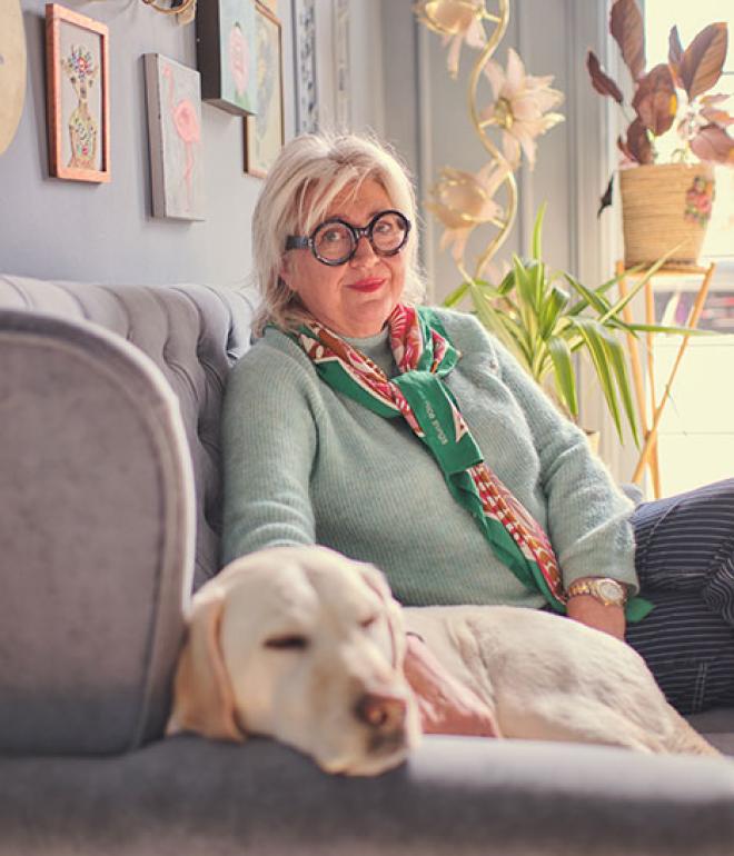 Charlotte Gueniau med labrador i sofa