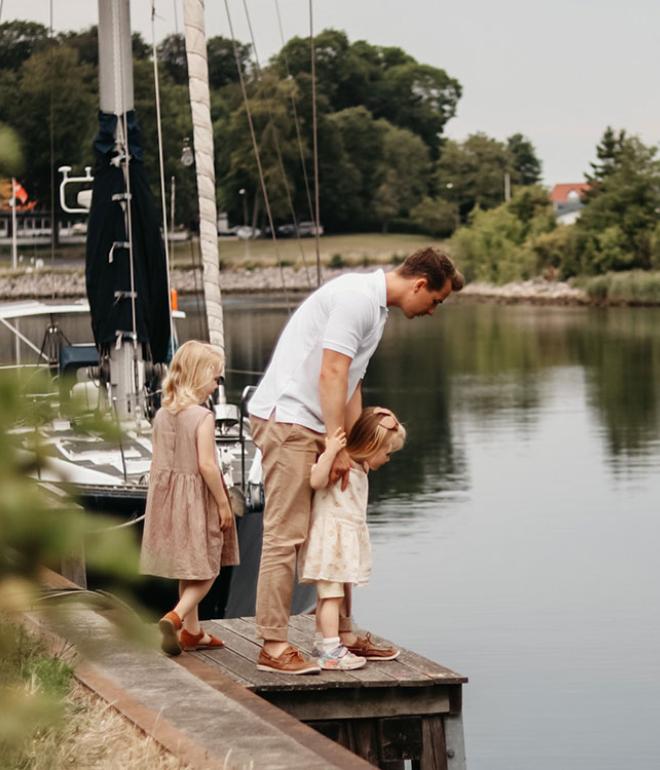 Far med to døtre på Odense Havn