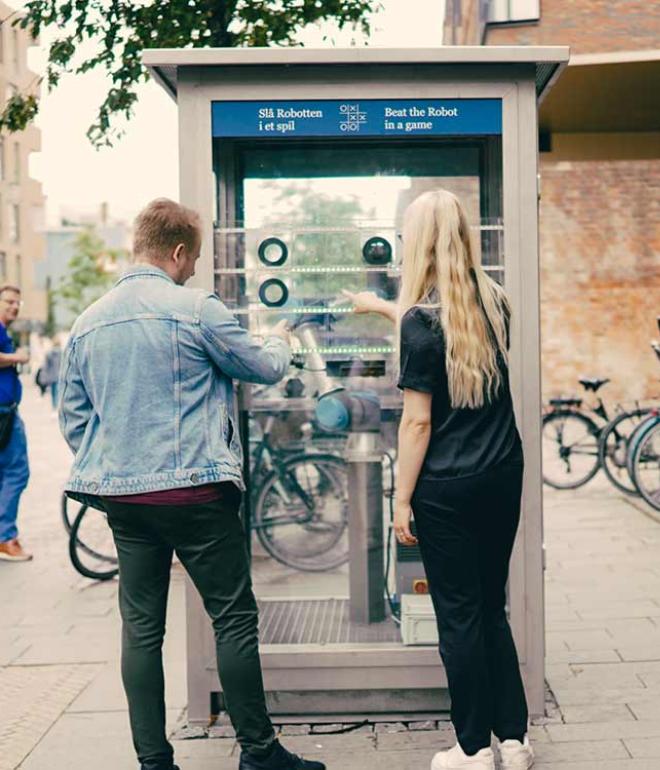 Kryds og bolle robot i gågaden
