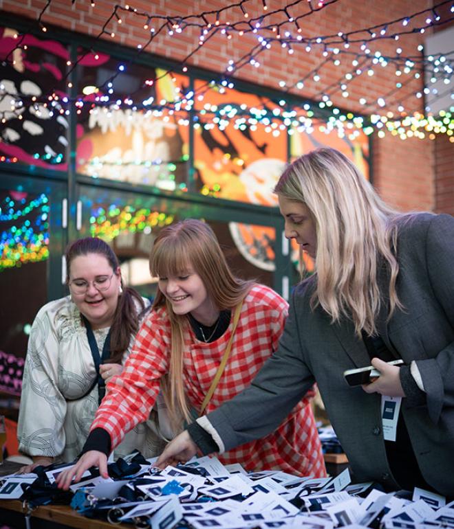 praktikanter ordner navneskilte til event