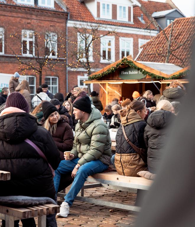 Gæster ved madboderne på julemarkedet