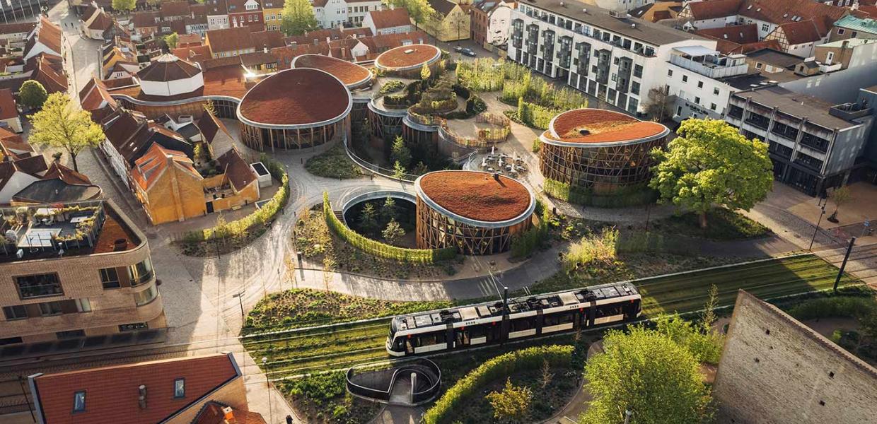 Dronefoto over den gamle bydel med H.C. Andersens Hus