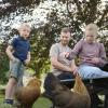Familie i Den fynske landsby med høns