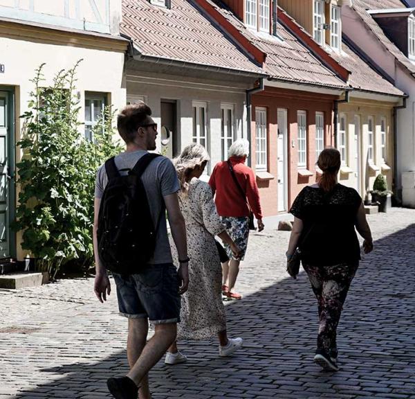 Guide og gruppe i Den Gamle Bydel