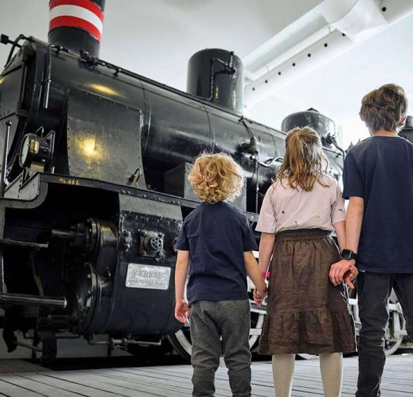 tre børn på jernbanemuseet