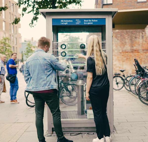 Kryds og bolle robot i gågaden