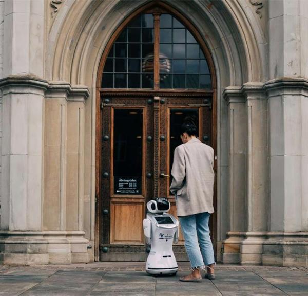 Ane og servicerobot foran Rådhuset