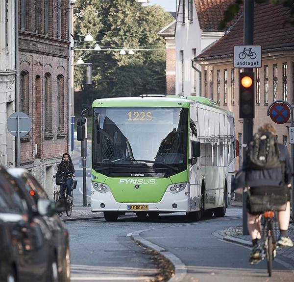 Bybus i smal gade