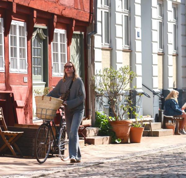 Pige trækker cykel i Nedergade