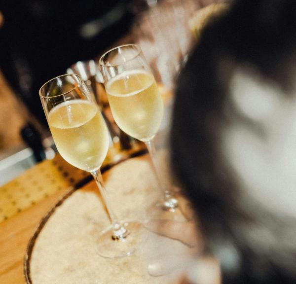 To champagneglas på bord