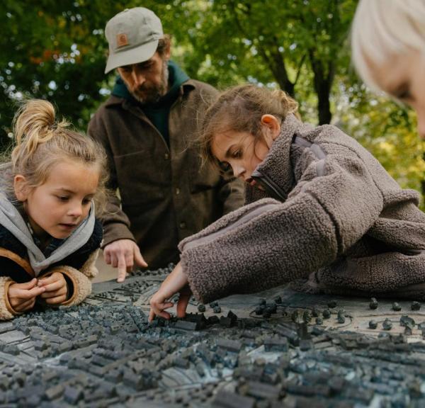 Familie ved byminiaturen