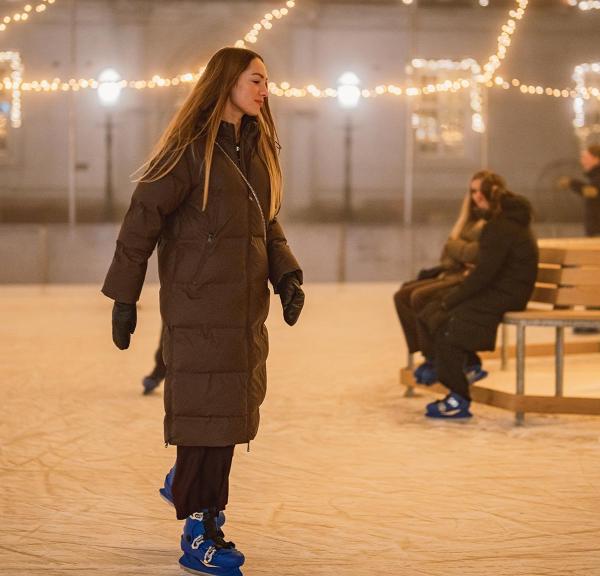 Pige på skøjtebanen på Flakhaven