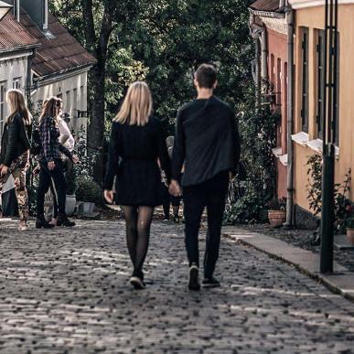 Couple walking in Paaskestræde