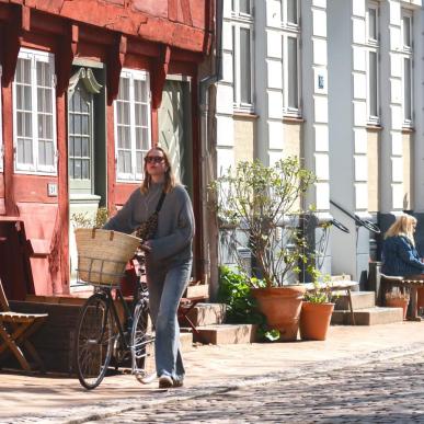 Pige trækker cykel i Nedergade