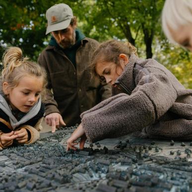 Familie ved byminiaturen