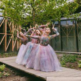 Balletpiger i haven ved H.C. Andersens Hus