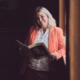 Inge Fjord med teaterprogram