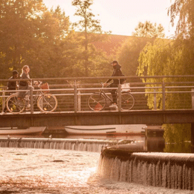 Cykelister cykler over bro